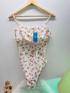 NEW Swimsuit Large Floral White One-Piece  with Sweetheart Neckline 🌺